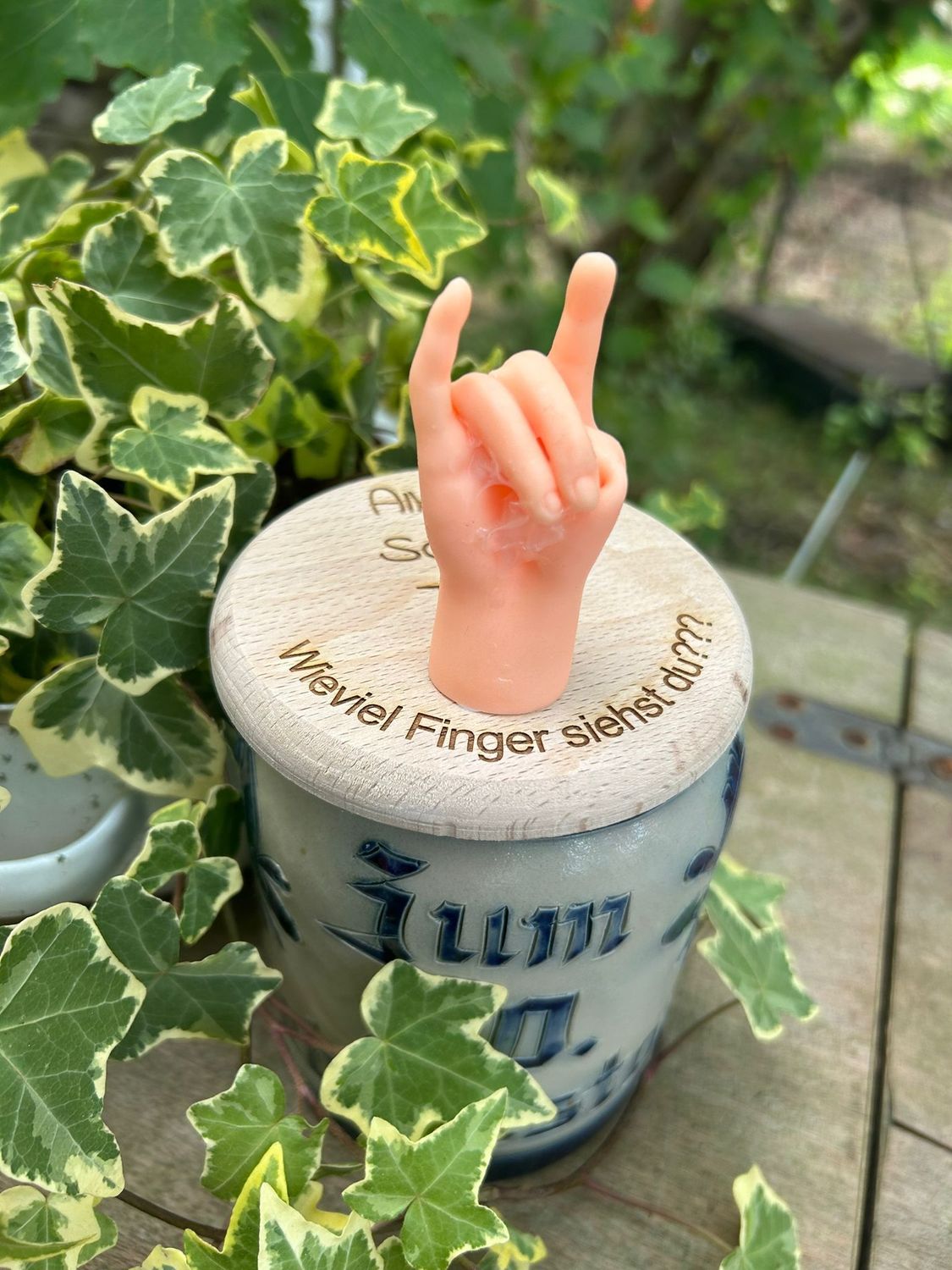 Bierglasdeckel aus Holz - Biergartendeckel aus Holz - Alkohol Test mit Fingern