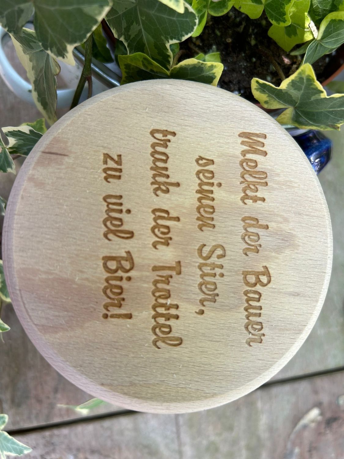 Bierglasdeckel aus Holz - Biergartendeckel aus Holz - Melkt der Bauer seinen Stier