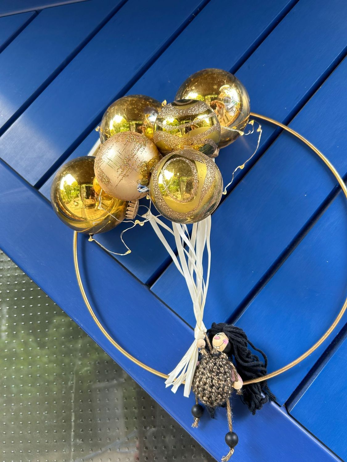 Mädchen mit Luftballons gehäkelt