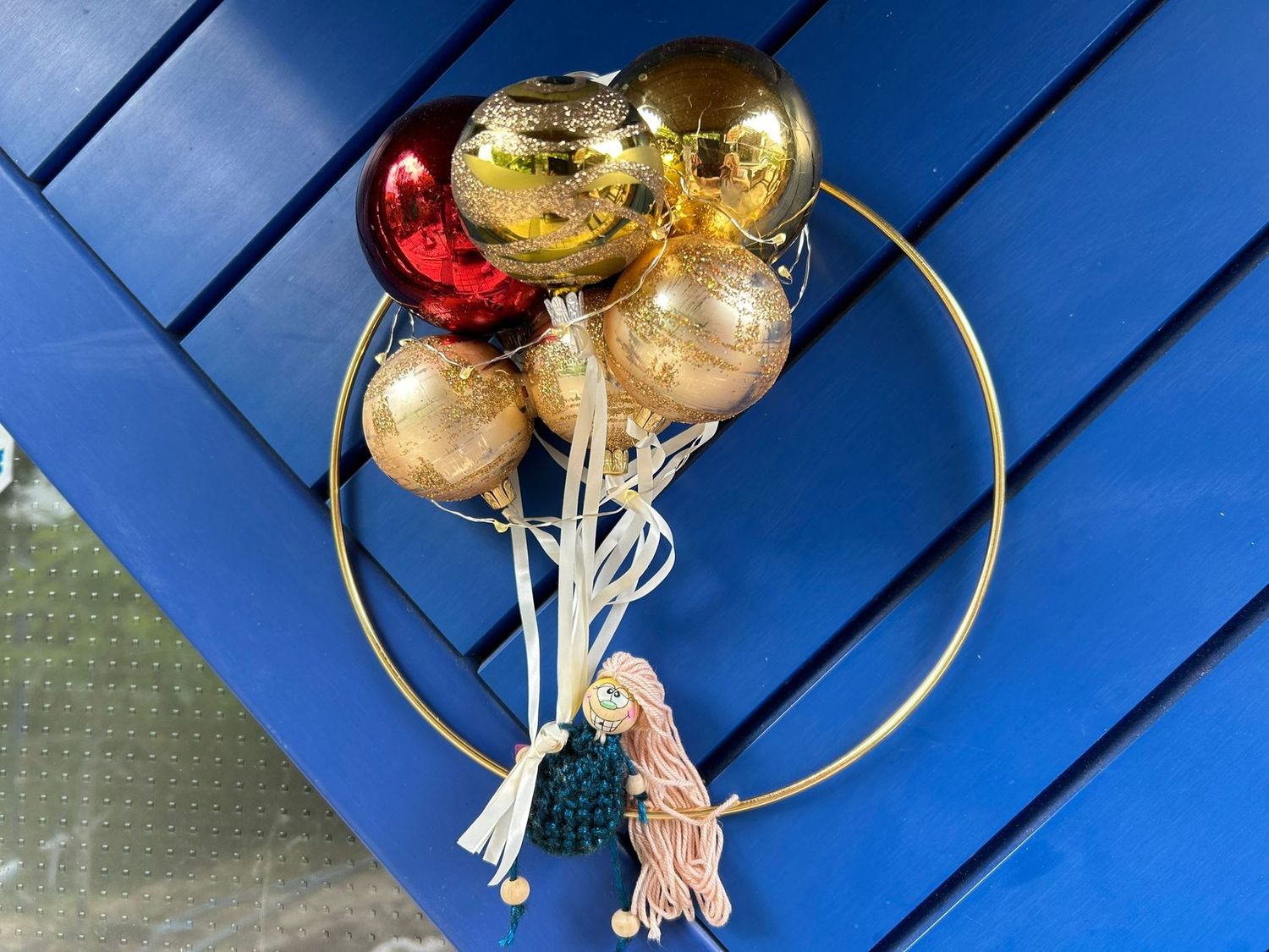 Mädchen mit Luftballons gehäkelt