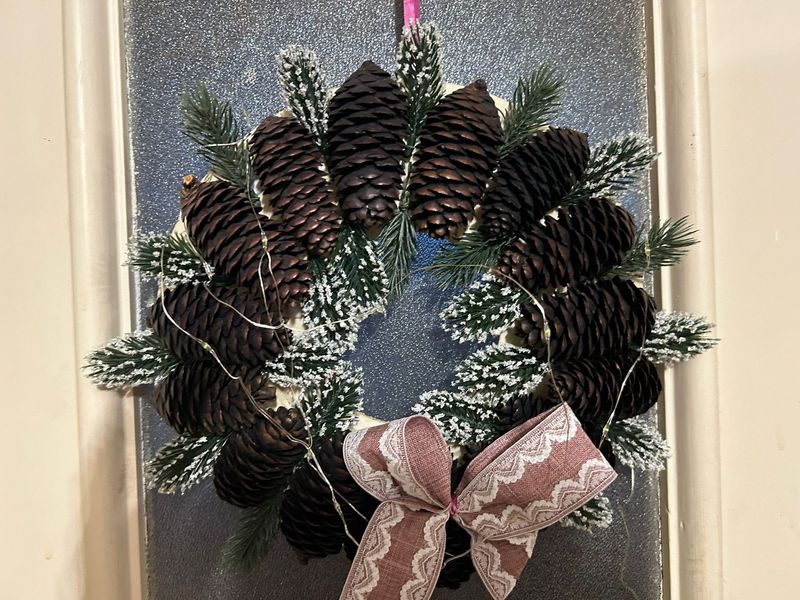 Türkranz Tannenzapfen, Tannzweige, Schleife – Beleuchtet – Größe 30x30cm – Festliche Dekoration