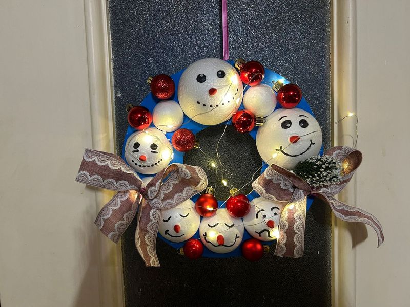 Türkranz Schneemann mit Gesichter – Beleuchtet – Weihnachtskugeln und Schleifen – Größe 30x30cm