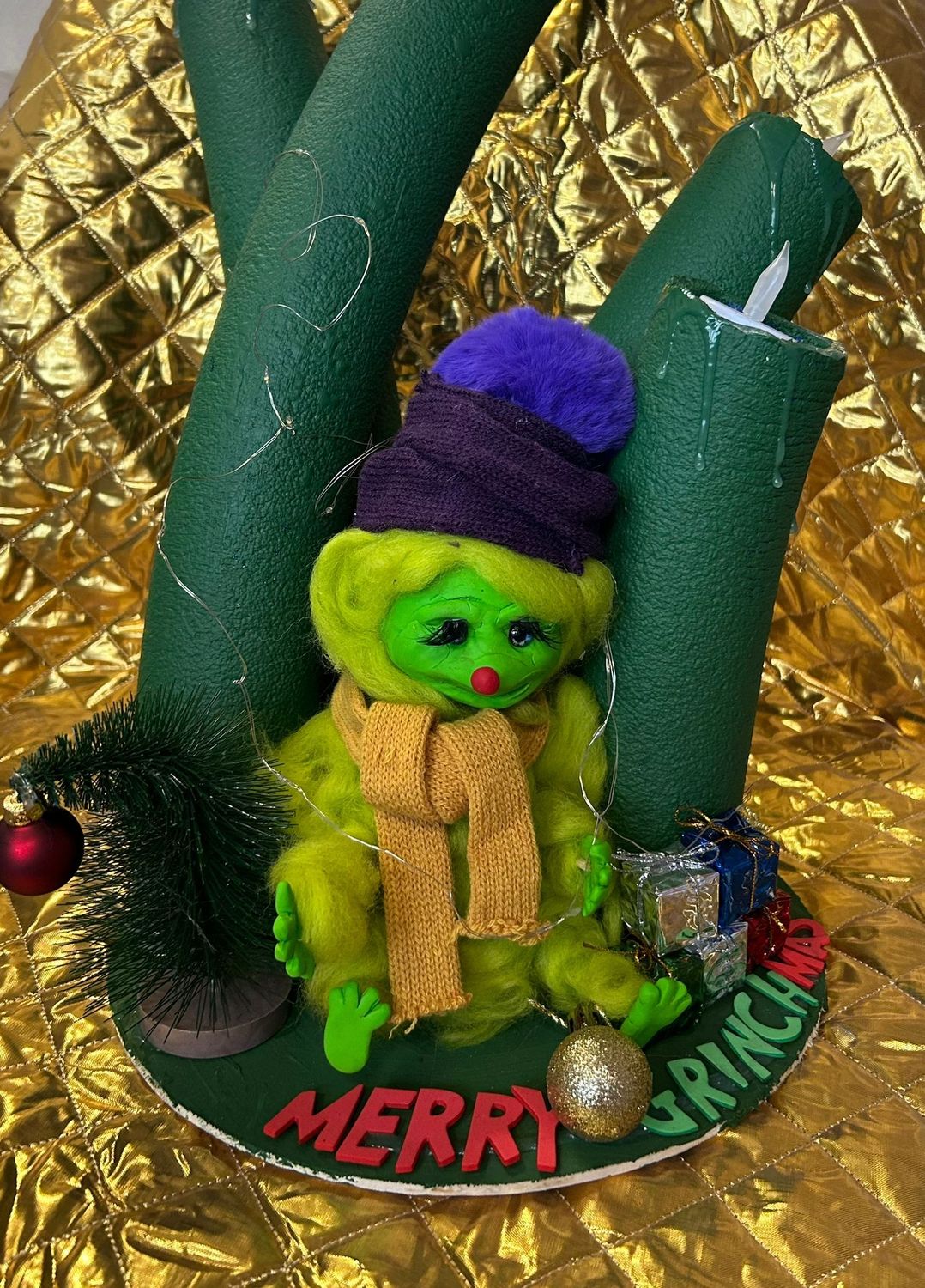 Baby Grinch mit Kerzen