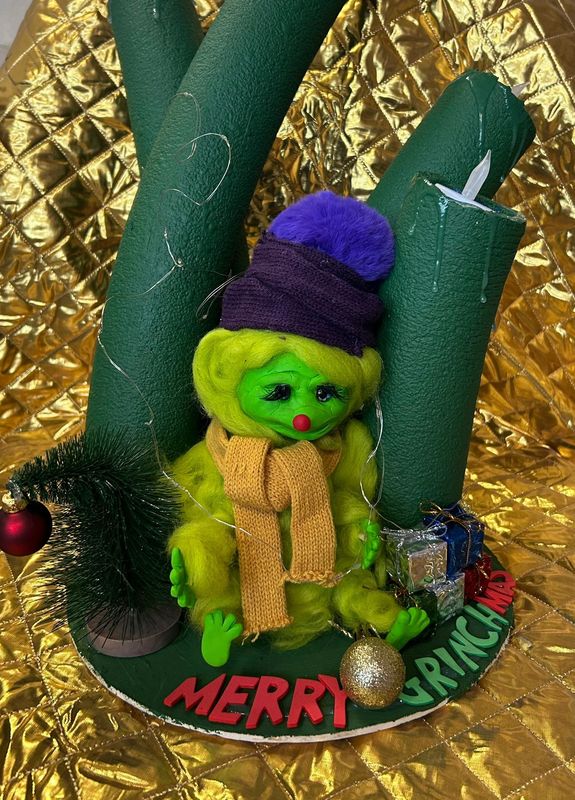 Baby Grinch mit Kerzen