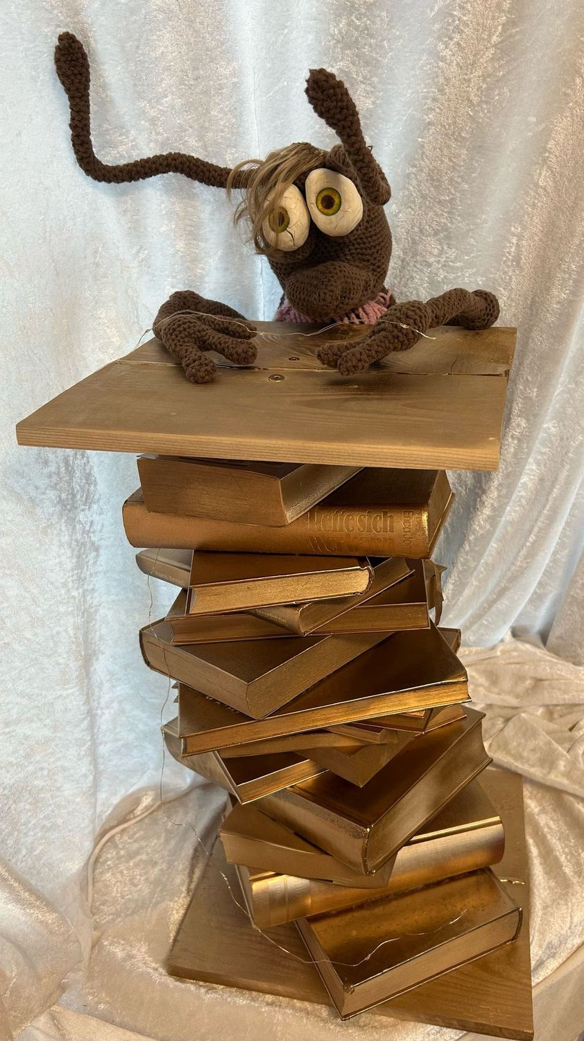 Büchertisch, aus alten Büchern, Gold, ca. 50 cm hoch, beleuchtet