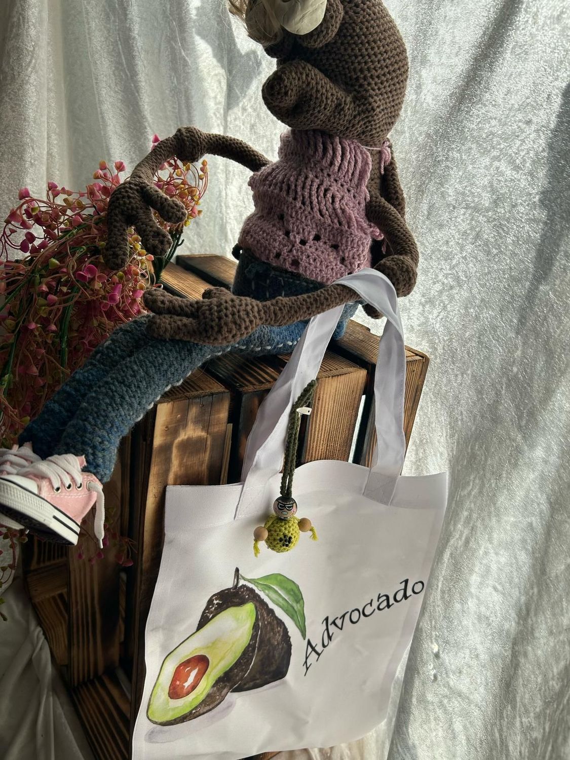 Einkaufstasche mit verschiedenen Motiven, mit gehäkelten Taschenbaumler
