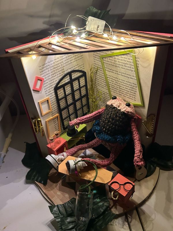 Frosch aus alten Büchern – Beleuchtete Wohndekoration Frosch aus alten Büchern – Beleuchtete Wohndekoration