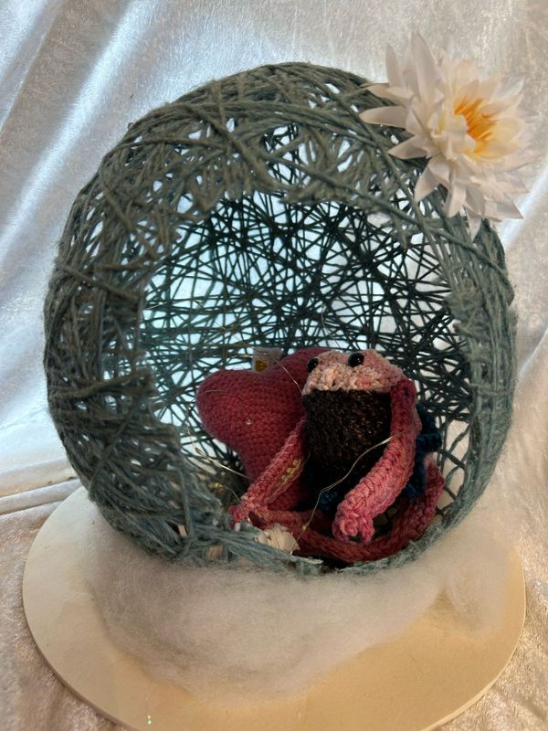 Frosch mit Ei und Herz – Beleuchtete Wohndekoration Frosch mit Ei und Herz – Beleuchtete Wohndekoration