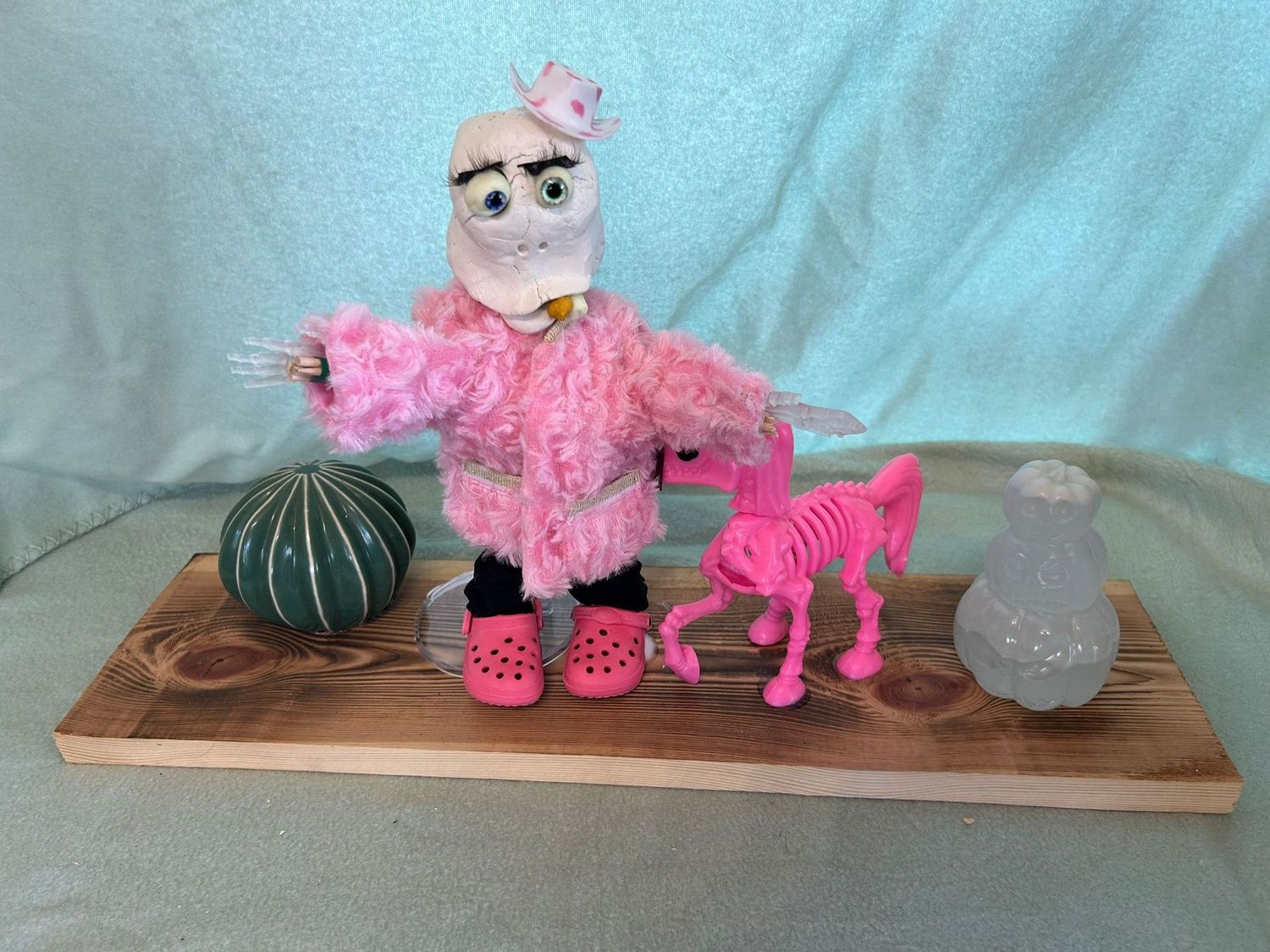 Ein handgemachter Cowboy mit Skelettpferd – ein einzigartiges Kunstwerk für dein Wohnzimmer!