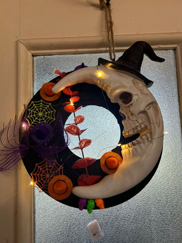 ? Beleuchteter Halloween Türkranz – ? Beleuchteter Halloween Türkranz – "Grusel-Mond" – 25 cm ?