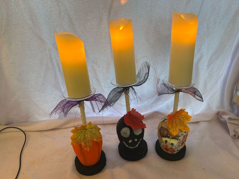 Halloween Kerzenständer-Set (3er) mit LED-Kerzen – Handgemacht Halloween Kerzenständer-Set (3er) mit LED-Kerzen – Handgemacht