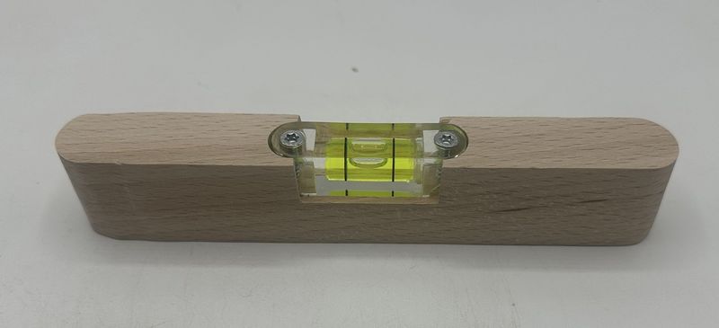 Handgefertigte Holz-Wasserwaage – Fichte oder Buche Handgefertigte Holz-Wasserwaage – Fichte oder Buche