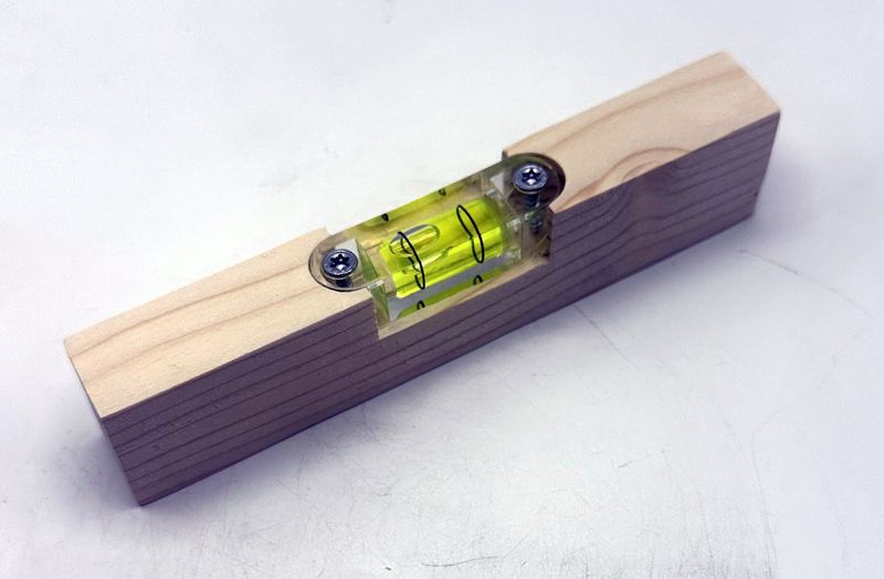 Handgefertigte Holz-Wasserwaage – Fichte oder Buche Handgefertigte Holz-Wasserwaage – Fichte oder Buche