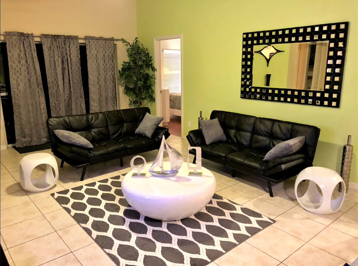 Advertised images on Airbnb