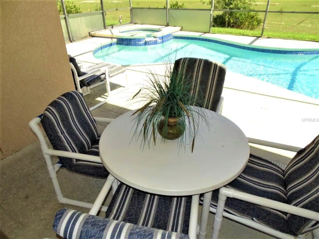 Advertised images on Airbnb