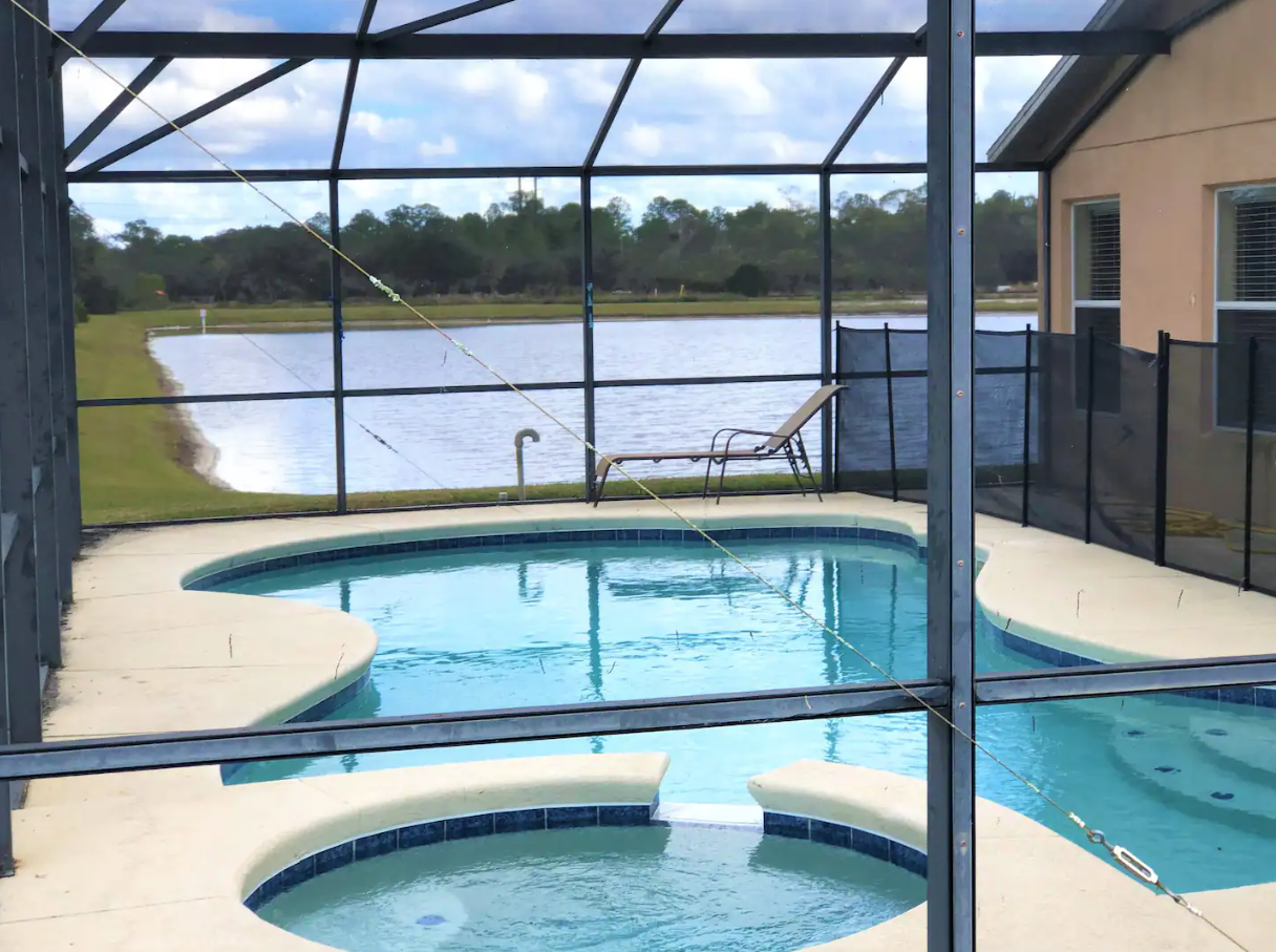 Advertised images on Airbnb