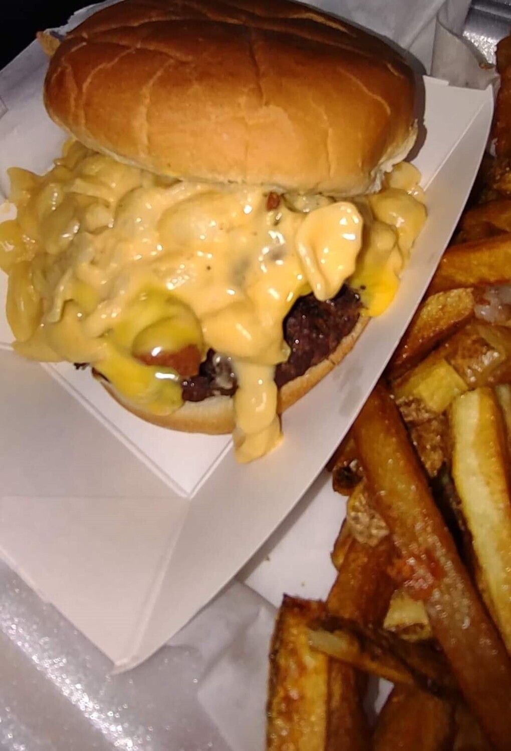 MAC &amp; CHEESE BURGER WITH FRIES