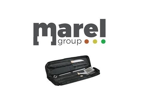 Set composto da 1 coltello in acciaio inox, forchettone, pinza, 6 spiedini, 1 spatola, in una custodia in tessuto per facile conservazione e trasporto