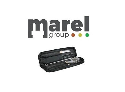 Set composto da 1 coltello in acciaio inox, forchettone, pinza, 6 spiedini, 1 spatola, in una custodia in tessuto per facile conservazione e trasporto Set composto da 1 coltello in acciaio inox, forchettone, pinza, 6 spiedini, 1 spatola, in una custodia in tessuto per facile conservazione e trasporto