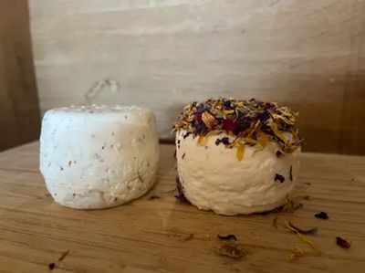 CROTTIN DE CHÈVRE AUX FLEURS - LA PETITE CAMPAGNE CROTTIN DE CHÈVRE AUX FLEURS - LA PETITE CAMPAGNE