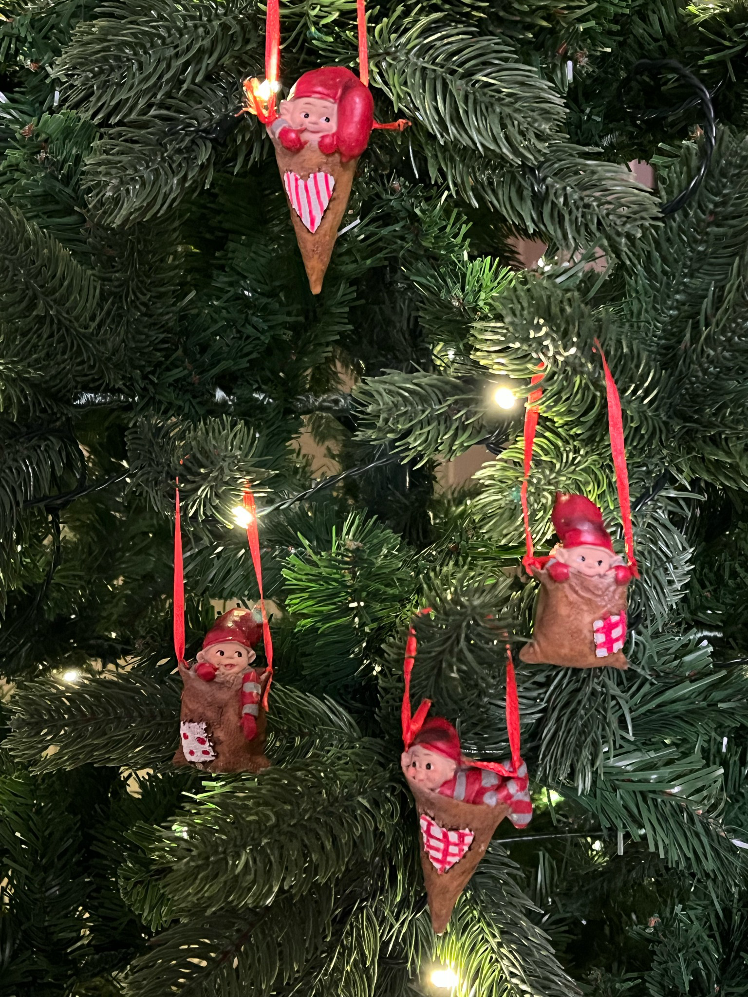 Nisse i kremmerhus med ruter