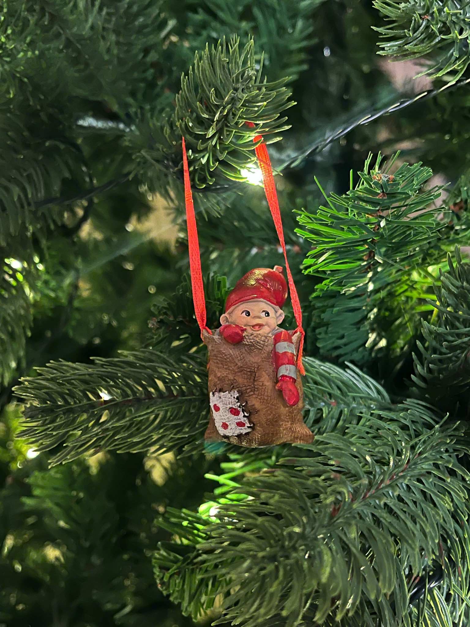 Nisse i pose med prikker