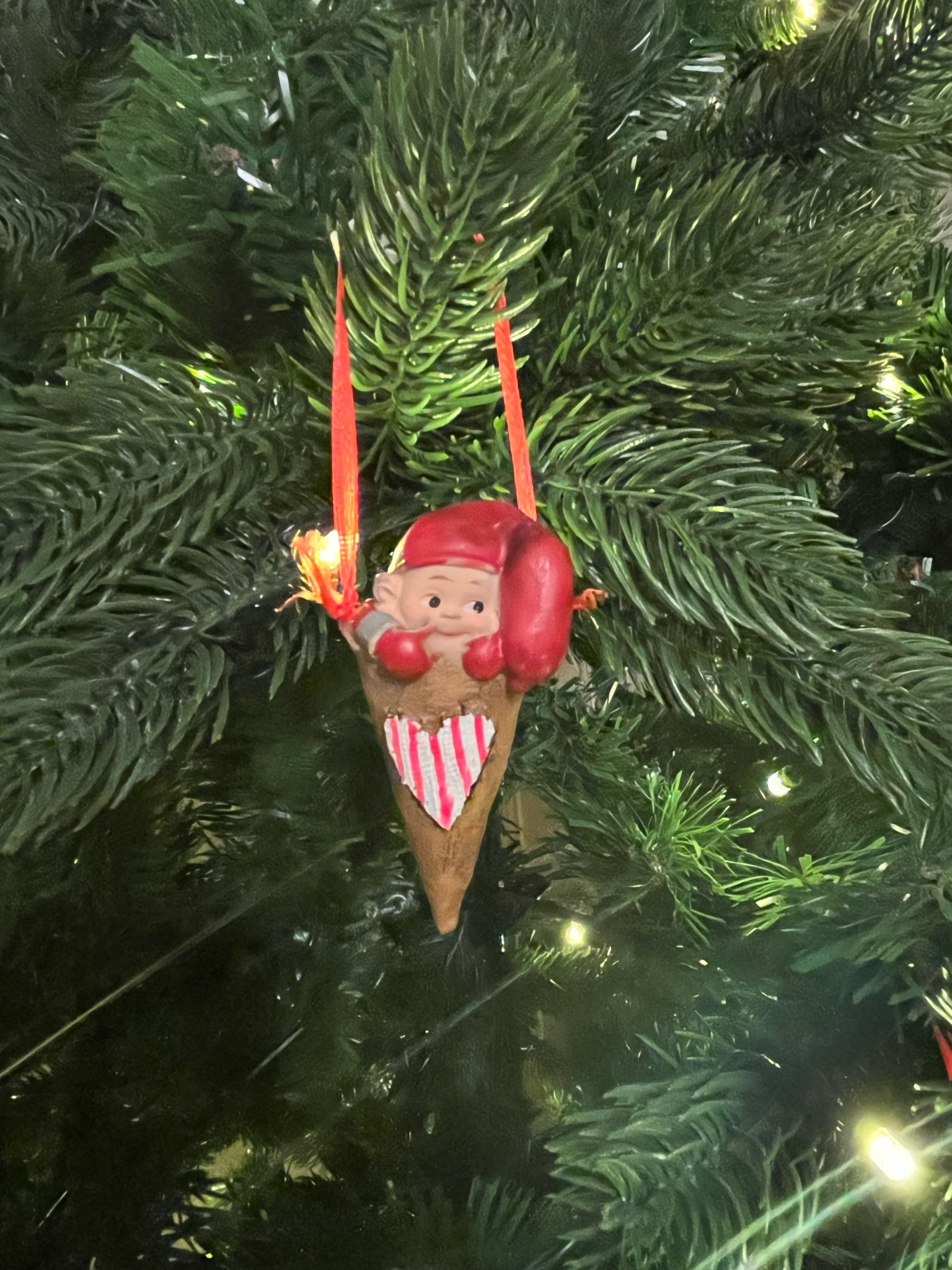 Nisse i kremmerhus med streker