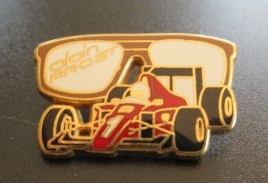 PIN'S F1 -  ALAIN PROST (63)
FERRARI - LUNETTES
ARTHUS BERTRAND
Variante 3