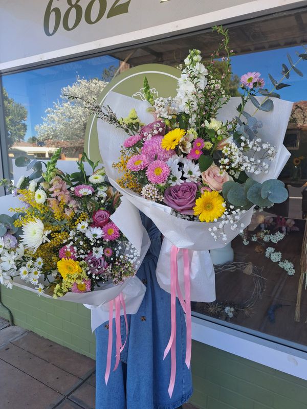 Florist Choice - Seasonal Blooms Bunch Florist Choice - Seasonal Blooms Bunch