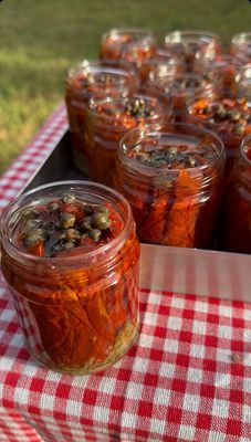 Tomates séchées au soleil ☀️ et aux câpres aromatisées, de très bonne qualité 🍅👌, conservées dans de l&#39;huile d&#39;olive extra vierge 🫒 - Fait maison et artisanal.