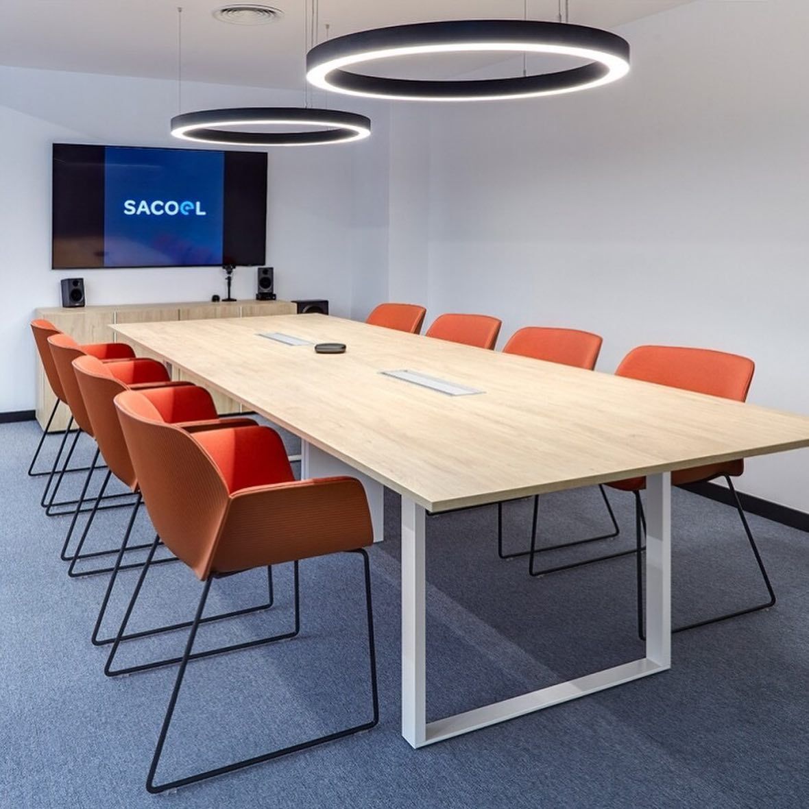 Adapta2 Plus meeting table by JG Group. Leg closed.