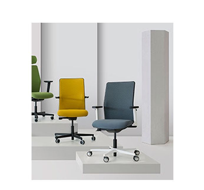 Equis swivel upholstered chair with nylon base Dileoffice.