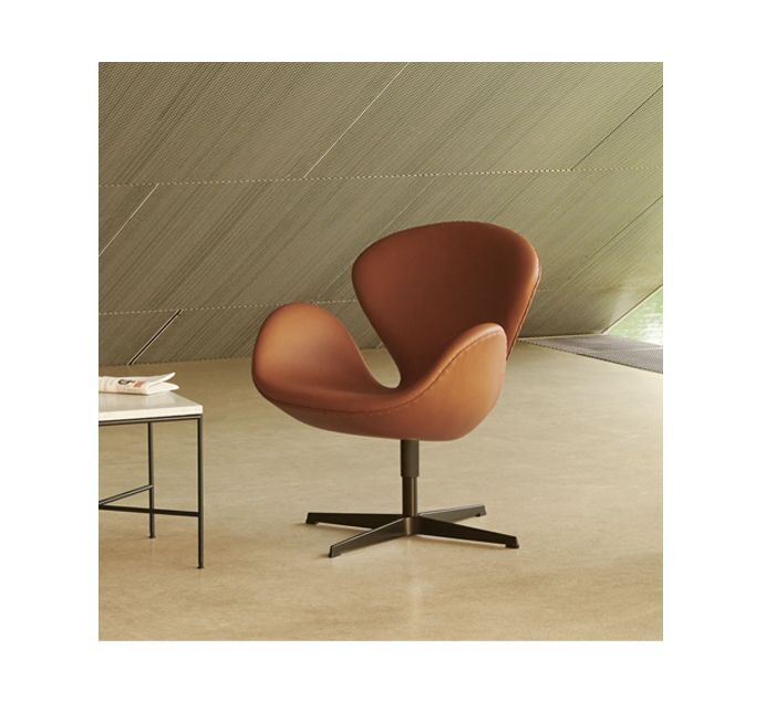Swan armchair leather with black base by Fritz Hansen