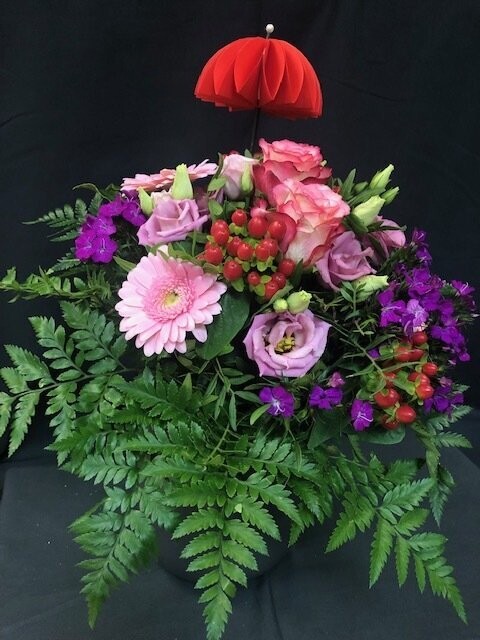 Mit Schirm, Charme und Blume