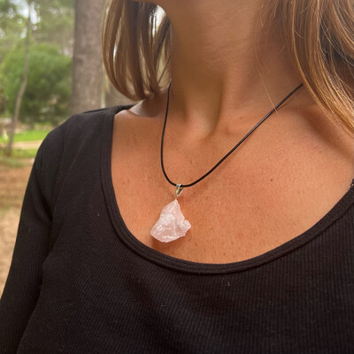 Collar con dije en bruto