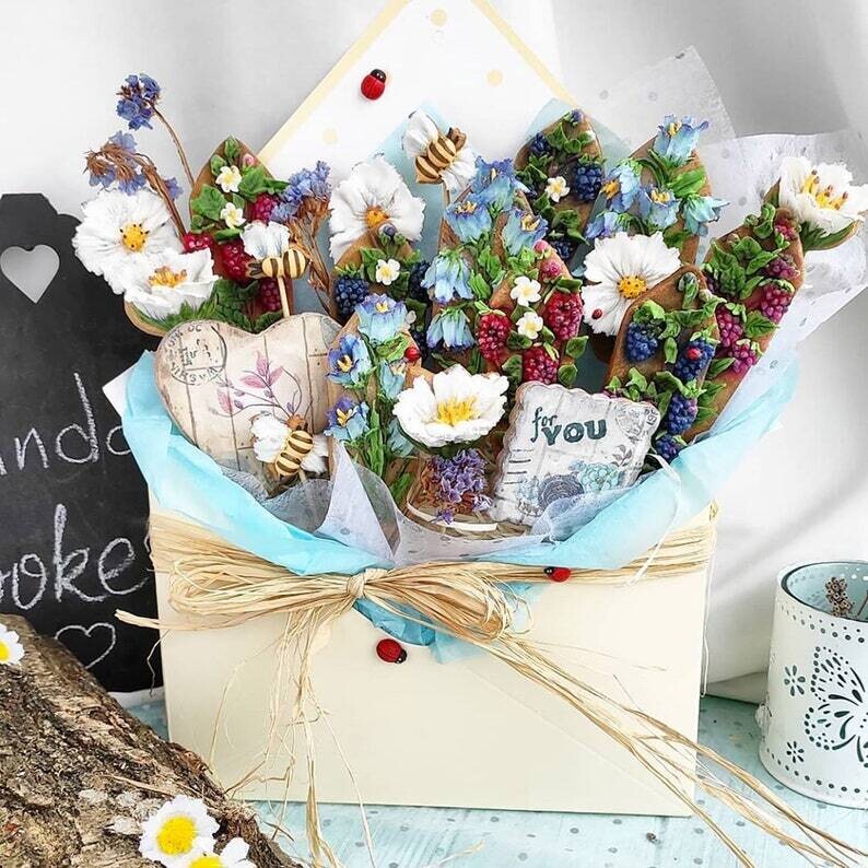 Berry Flowers cookie decorating class. Step-by-step video tutorial