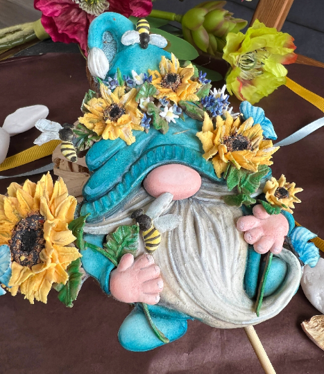 Dwarf with flowers - Cookie decorating class. Step-by-step video tutorial in English