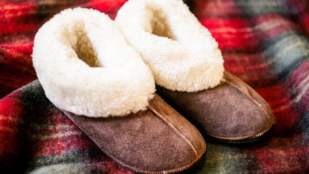 KAROO RANCHING Sheepskin Slippers - Men | 100% Merino Wool KAROO RANCHING Sheepskin Slippers - Men | 100% Merino Wool