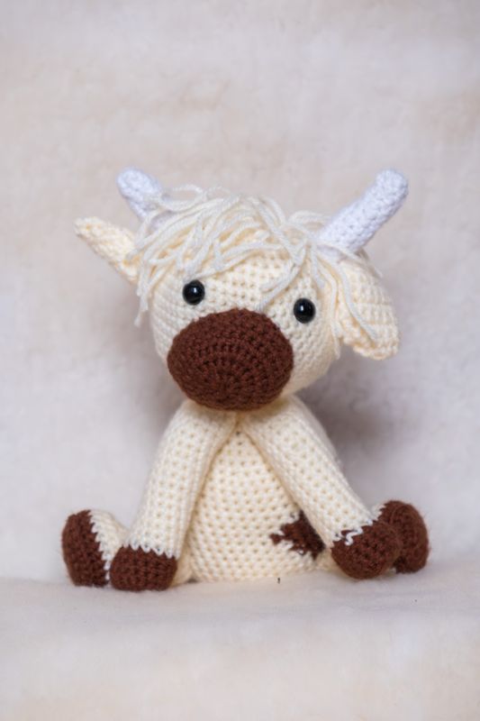 KNITTED WOOL ANIMAL (DOTTIE)