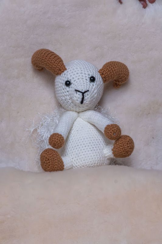 WOOL KNITTED ANIMAL (VINCENT-Van-GOAT)