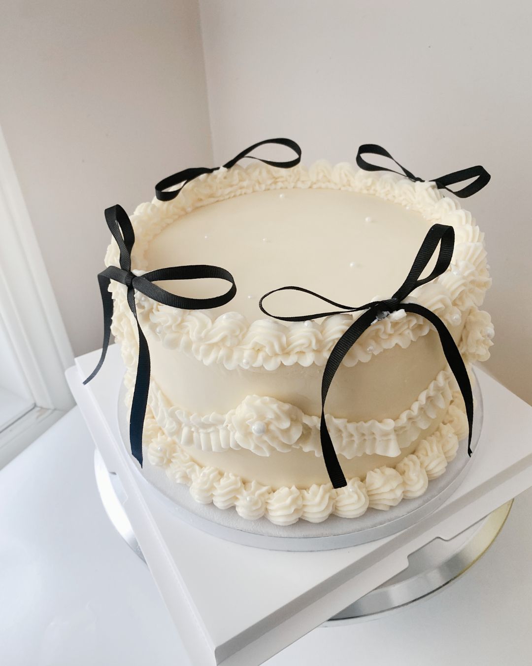Classic Cake with Bows