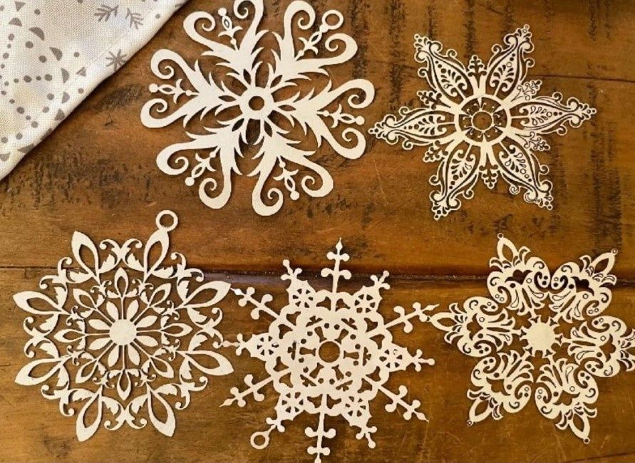 10 x snowflake decorations