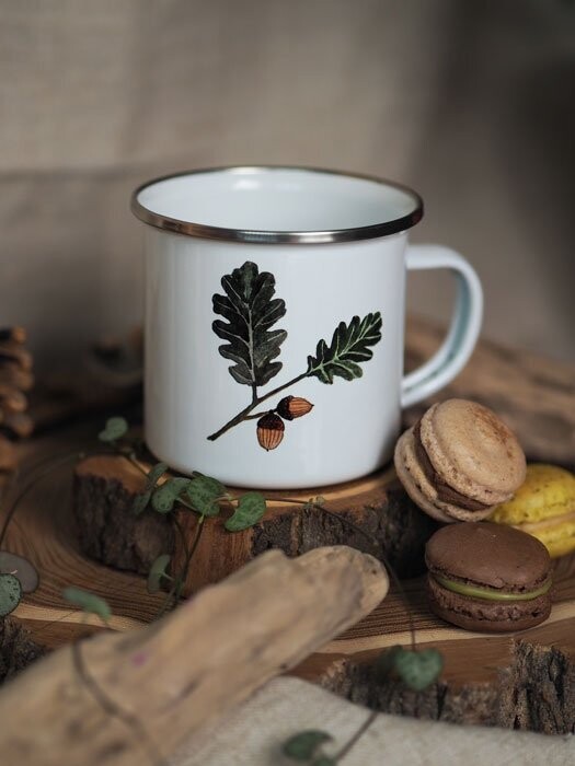 Emaille-Tasse 'Eichenlaub und Zapfen'