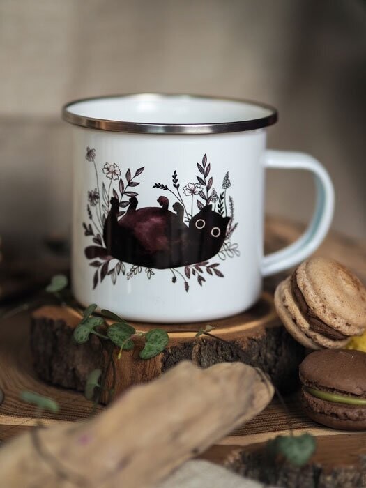 Emaille-Tasse 'Katze in Blumen'