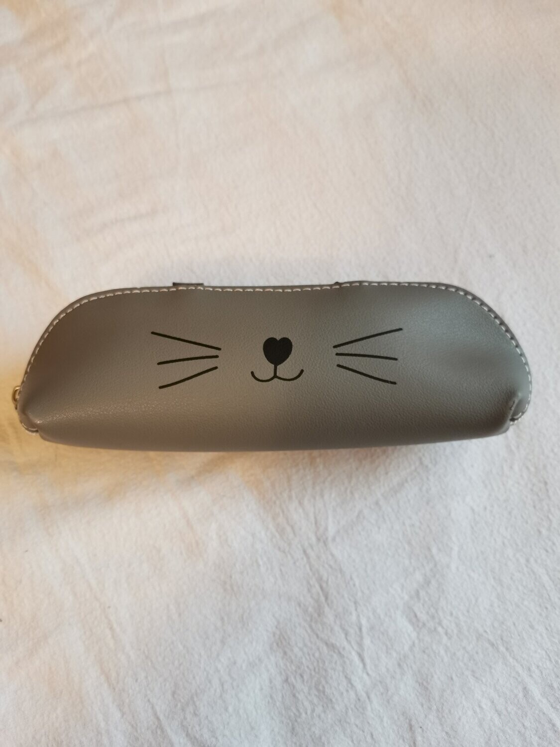 ESTUCHE / PLUMIER / BOLSA  MAQUILLAJE GRIS BIGOTES