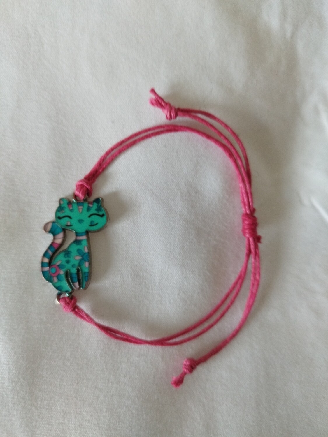 PULSERA GATO ESMALTADO AZUL CLARO HILO FUCSIA (unidad)