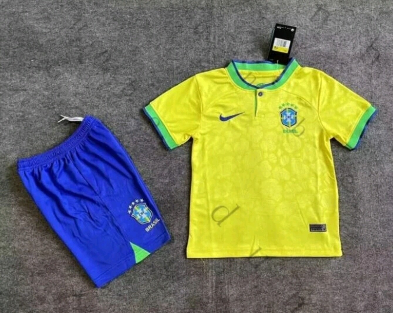 Conjunto Brasil oficial (amarillo)