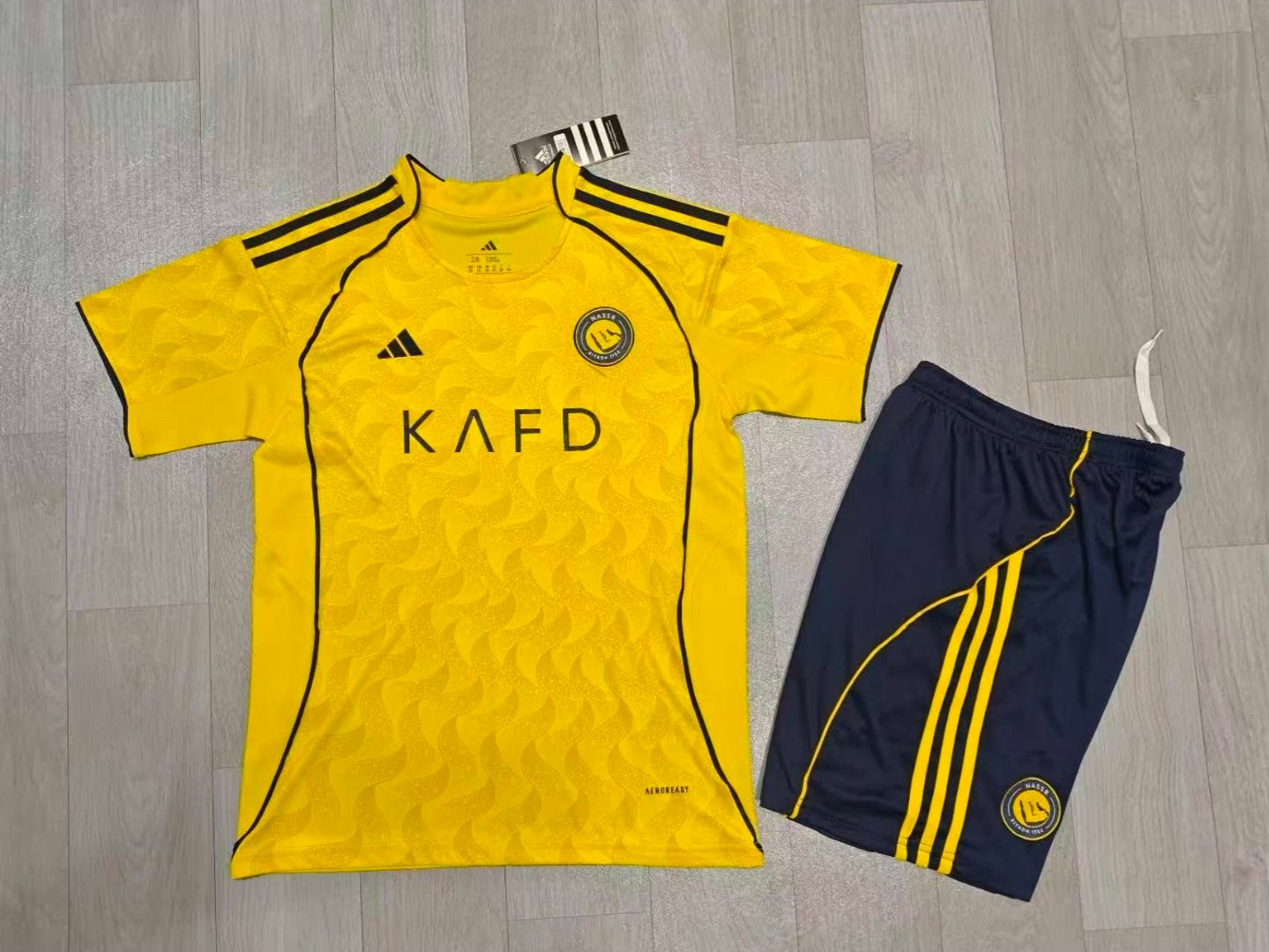 Conjunto Al Nassr temporada 25/26 Local - Premium Quality Conjunto Al Nassr temporada 25/26 Local - Premium Quality