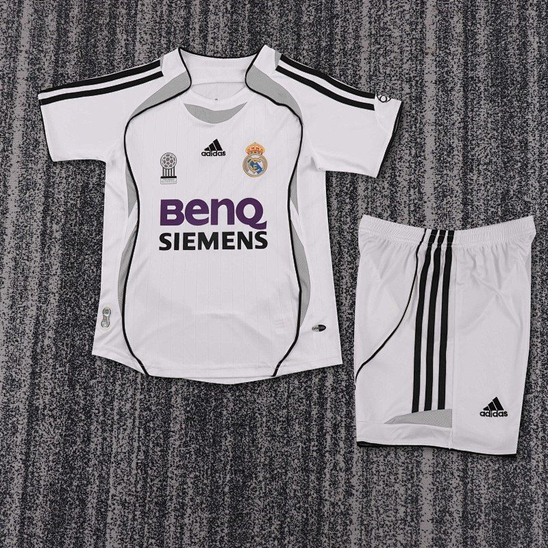 Conjunto Real Madrid retro 2006/2007 blanca - Premium quality Conjunto Real Madrid retro 2006/2007 blanca - Premium quality