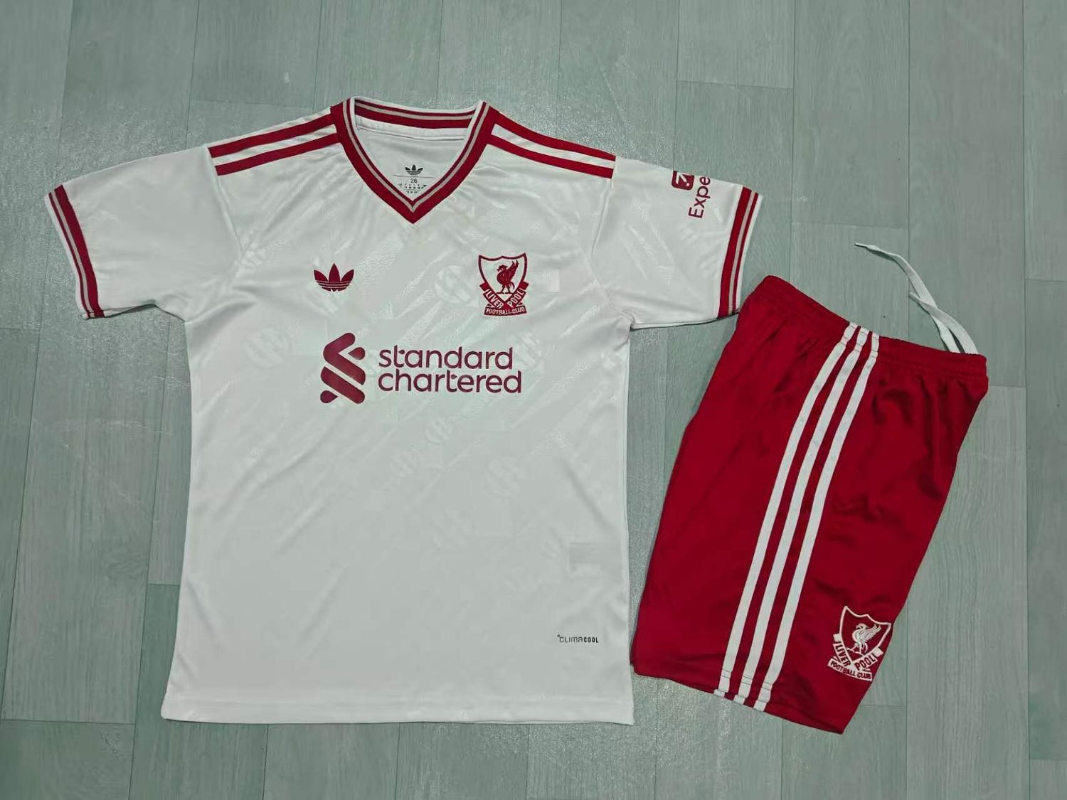 Conjunto Liverpool visita 2026/2027 manga corta - PREMIUM QUALITY